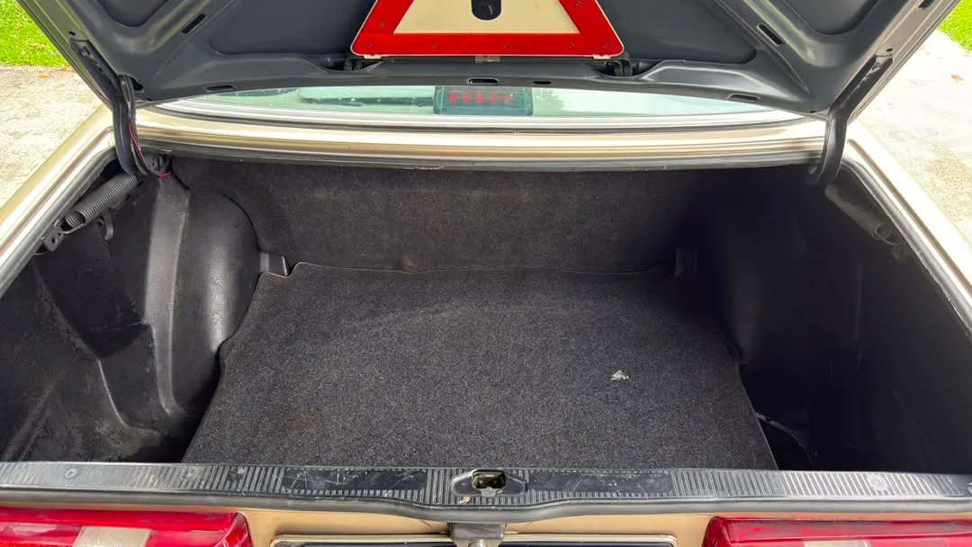 Mercedes-Benz 230E  — photo 10 of 23